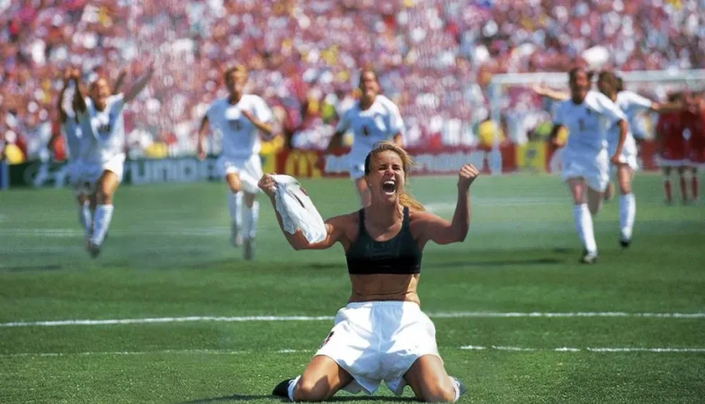 La futbolista Brandi Chastain festejando el gol con que Estados Unidos ganó el Mundial de Fútbol Femenino en 1999