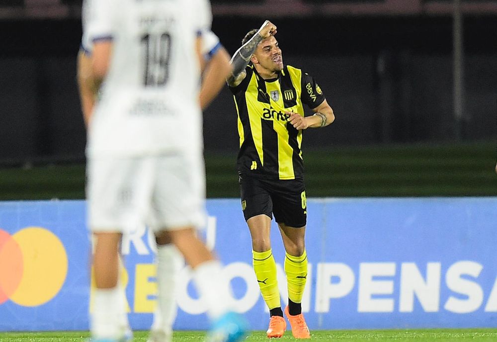 David Terans de Peñarol, celebra su gol ante Liverpool por la Copa AUF Uruguay