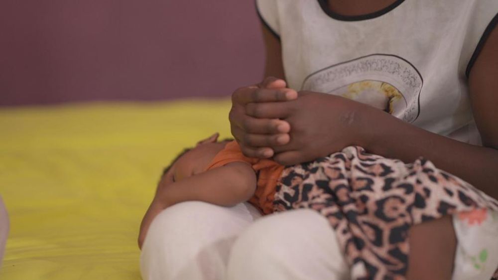 Helene dice que la banda le dijo que abortara, pero ella quiso conservar a su bebé y logró escapar.