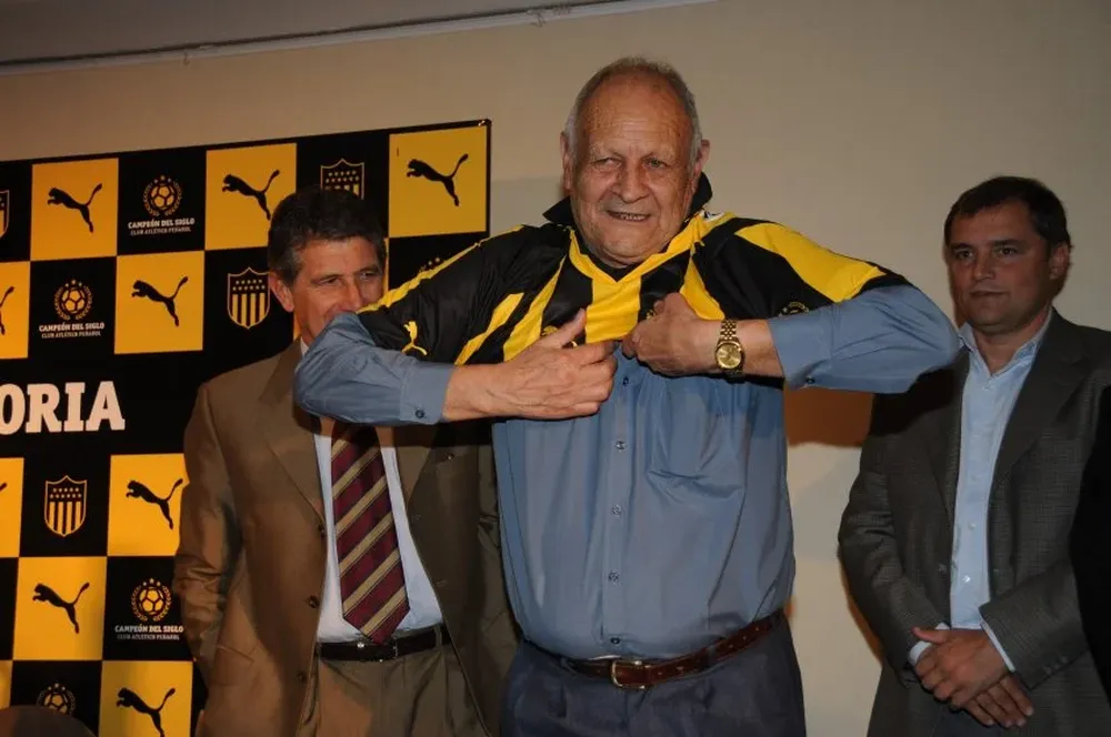 En la presentación de Diego Aguirre como DT de Peñarol (2010)