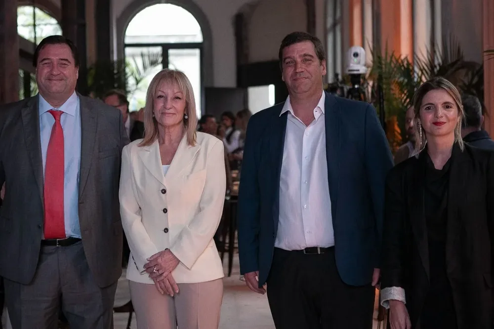 CEO de SWI Valentín Bueno, intendenta de Montevideo Carolina Cosse, director de Operaciones de Distrito El Globo Rodrigo Bueno y directora de Operaciones de SWI Josefina Demarco