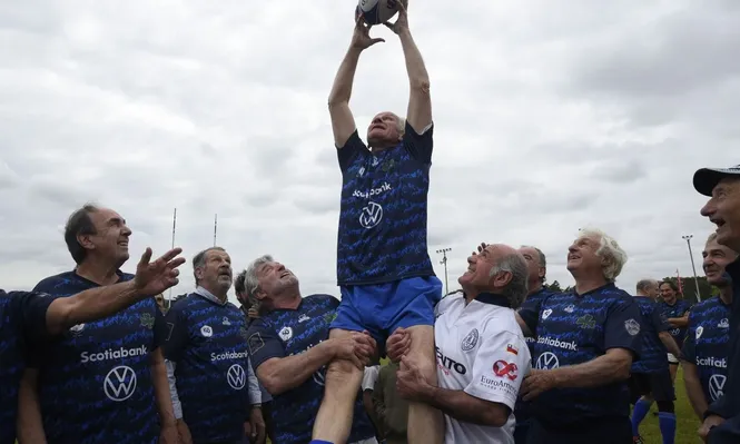 Sobrevivientes de los Andes en el homenaje en Old Christians cuando se cumplieron 50 años del accidente en 2022