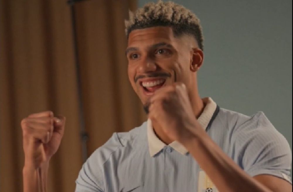 La nueva camiseta celeste que estrenar&aacute; Uruguay ante Inglaterra y con la que jugar&aacute; el Mundial 2026; Ronald Araujo sirvi&oacute; como modelo