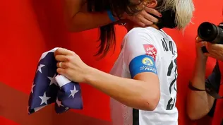 El beso de Amy Wambach y su novia