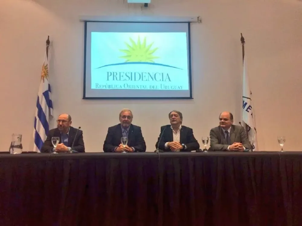 Autoridades de la Secretaría de Deporte y la FUBB