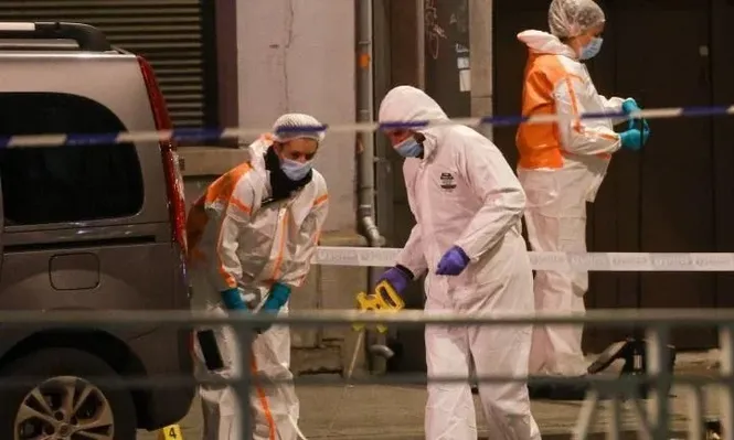 Un hombre armado mató a dos suecos en pleno centro de Bruselas; se investiga acto terrorista