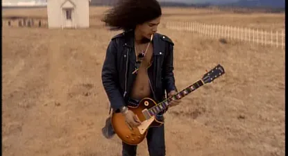 Slash, guitarrista de Guns n’ Roses, en November Rain, uno de los videos más caros de la historia