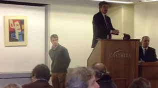Juan Castells subastando una de las obras del pintor José Pedro Costigliolo