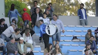 El público del Centenario, previo al inicio del partido entre Plaza y Peñarol, en el Centenario, se deleitó con el particular bombo del ciudadano chileno