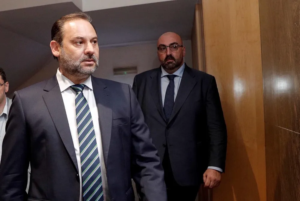 Koldo García (d) junto al entonces ministro de Fomento, José Luis Ábalos (i).