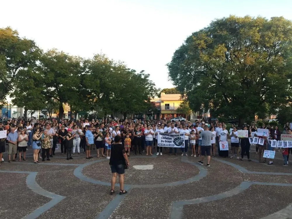Vecinos y familiares en la Plaza 25 de agosto, en Bella Unión