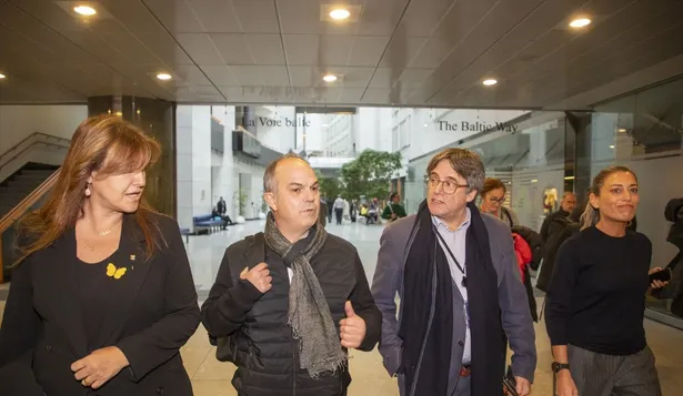La presidenta de Junts, Laura Borràs; el secretario general de Junts per Catalunya, Jordi Turull; el expresidente de la Generalitat, Carles Puigdemont, y la diputada de Junts, Miriam Nogueras, a su llegada al Parlamento Europeo, a 8 de noviembre de 2023