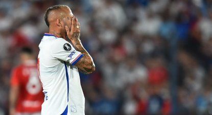 Nicolás López no puede creer la pelota que reventó en el travesaño&nbsp;