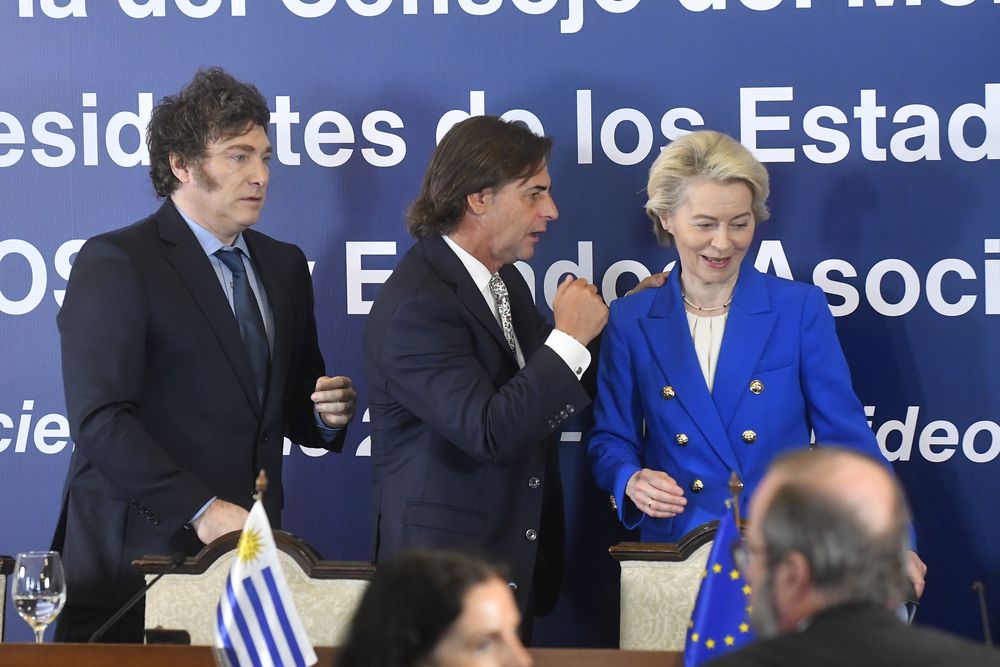 Los presidentes de Argentina y Uruguay junto a Ursula Gertrud von der Leyen.