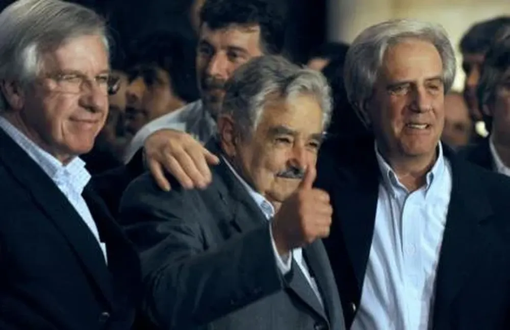 Danilo Astori (vicepresidente electo), José Mujica (presidente electo) y el actual presidente de Uruguay, Tabaré Vázquez