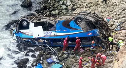 Al menos 48 muertos al caer un ómnibus por un acantilado en Perú