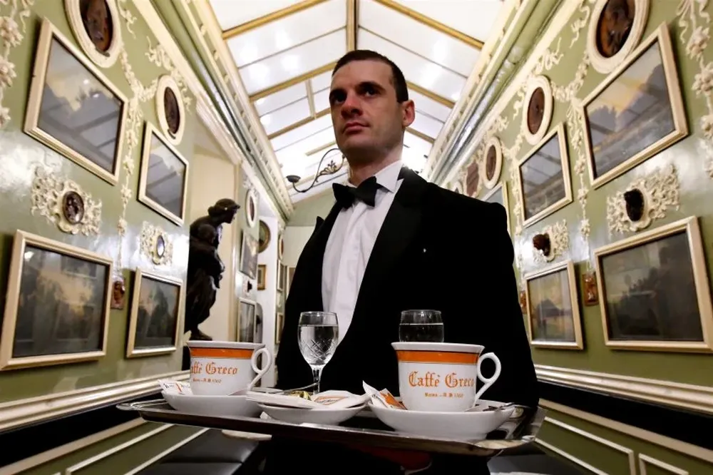 Un mozo en el tradicional café Greco de Roma, que podría cerrar en marzo porque se le venció el período de alquiler