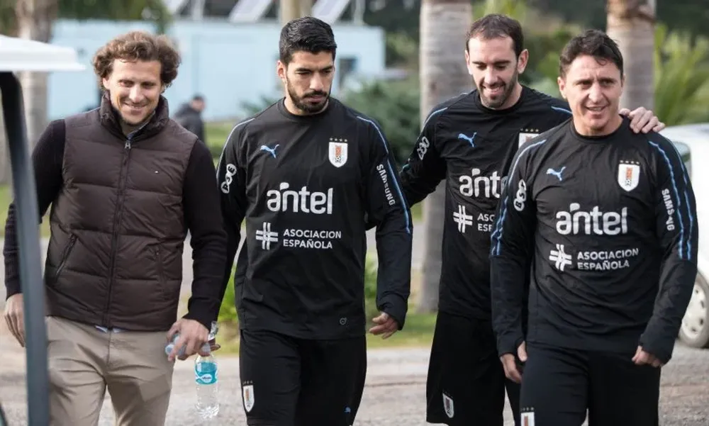 Diego Forlán visitó a sus excompañeros