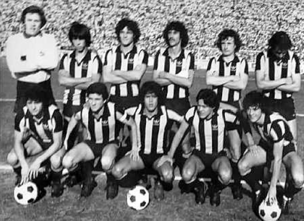 Peñarol en 1981: arriba, Fernando Álvez, Rodolfo Abalde, Nelson Marcenaro, Saúl Rivero, Miguel Ángel Piazza y Miguel Falero; abajo, Ernesto Vargas, Ricardo Ortiz, Carlos Yaluk, Ruben Paz y Alfredo Arias