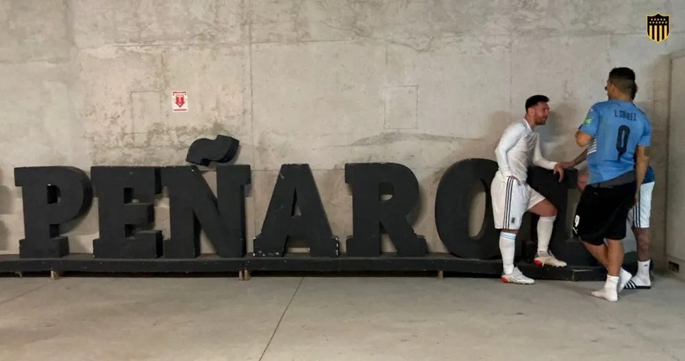 Luis Súarez y Lionel Messi dialogaron durante un rato luego del clásico del Río de la Plata