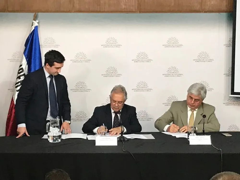 Los ministros Jorge Menéndez y Tabaré Aguerra firmaron el convenio en la Sala Schwedt del MGAP.