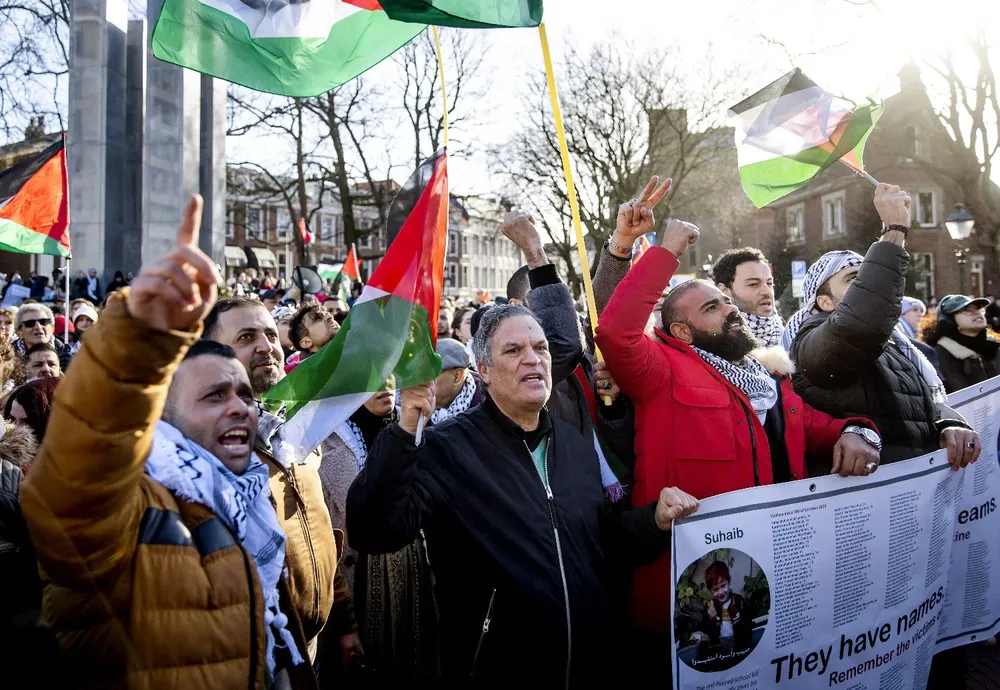 Manifestantes propalestinos siguieron el fallo de la CIJ en las afueras del tribunal de La Haya.