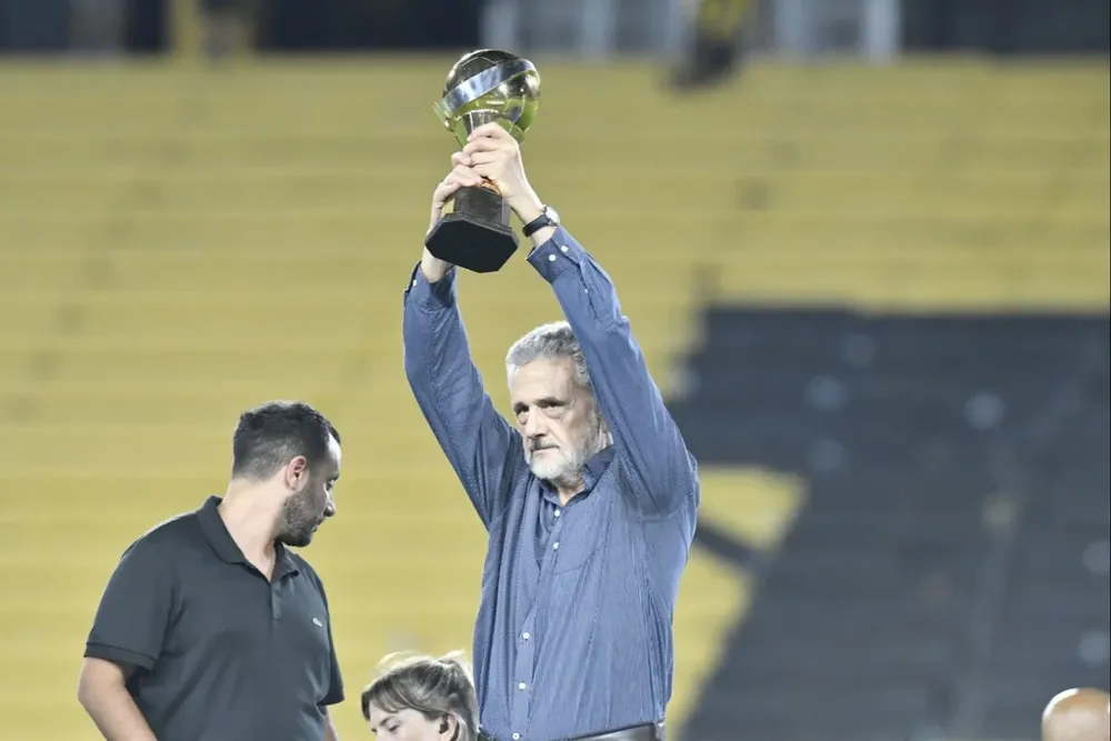 Palma levanta la copa de campeón