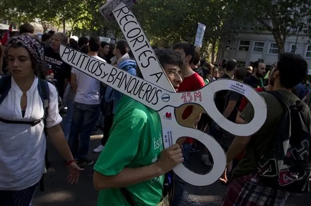 Manifestantes protestan contra los recortes impuestos por el gobierno de Mariano Rajoy