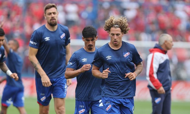 Sebastián Coates y Luciano Boggio de Nacional en el calentamiento previo a la final de la Liga AUF Uruguaya ante Peñarol