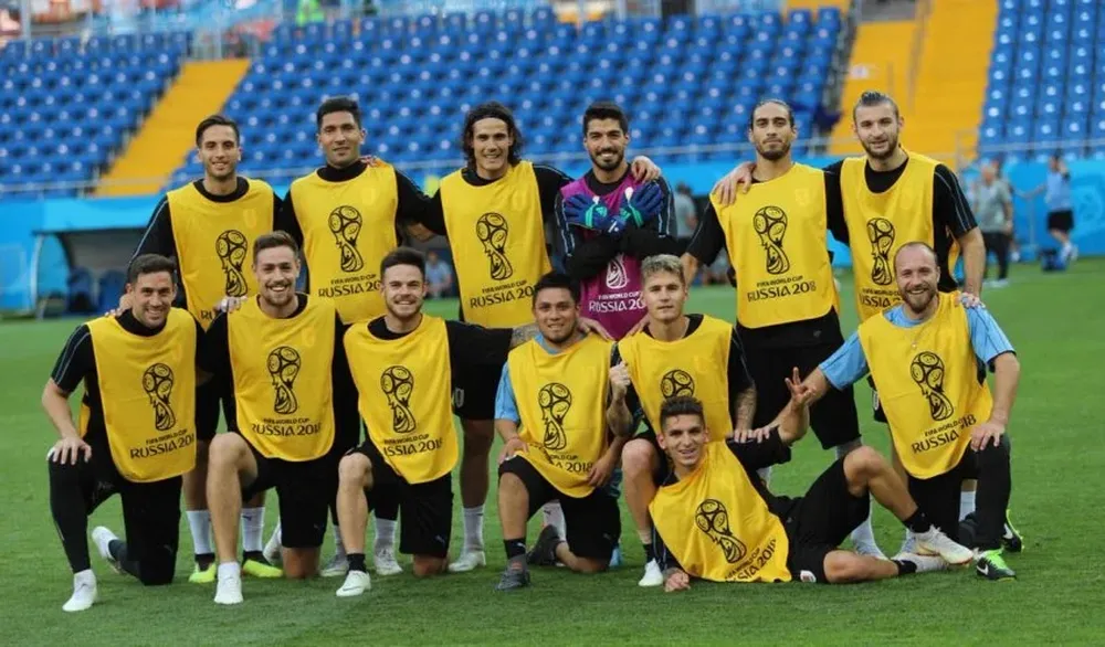 El equipo de Suárez, con el 9 de arquero, en los picados previos a los partidos de Uruguay