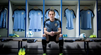 Godín con la nueva camiseta de Uruguay