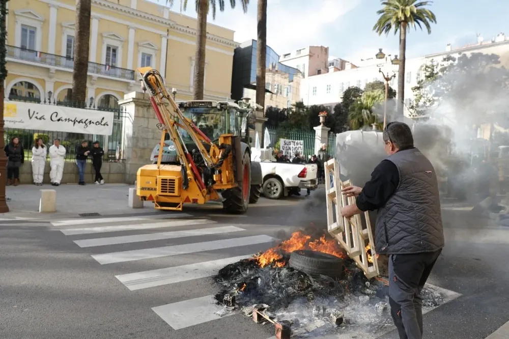 Los agricultores franceses mantienen este martes el bloqueo de varias autopistas de acceso a París.