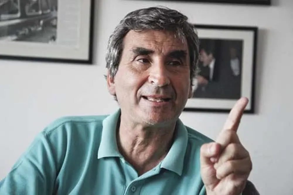 Berch Rupenian en su oficina de la calle Paraguay