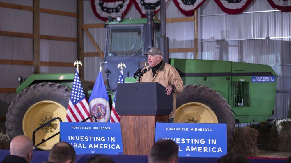 Walz tiene viene del Medio Oeste y su experiencia militar ayuda a los votantes blancos rurales.