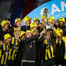 El festejo de Peñarol con las gorras con dedicatoria a Maximiliano Silvera El festejo de Peñarol con las gorras con dedicatoria a Maximiliano Silvera