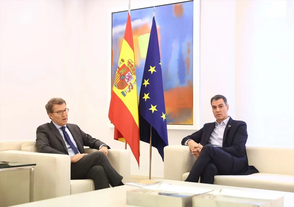 El presidente del Partido Popular, Alberto Núñez Feijóo (i) y el presidente del Gobierno, Pedro Sánchez (d), durante una reunión en La Moncloa, a 10 de octubre de 2022,