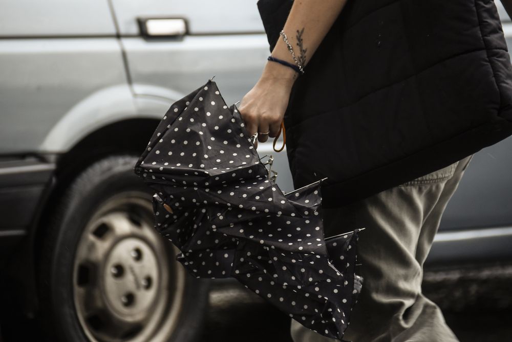 20250408 Lluvia, frio, mal tiempo, paraguas, estado del tiempo.