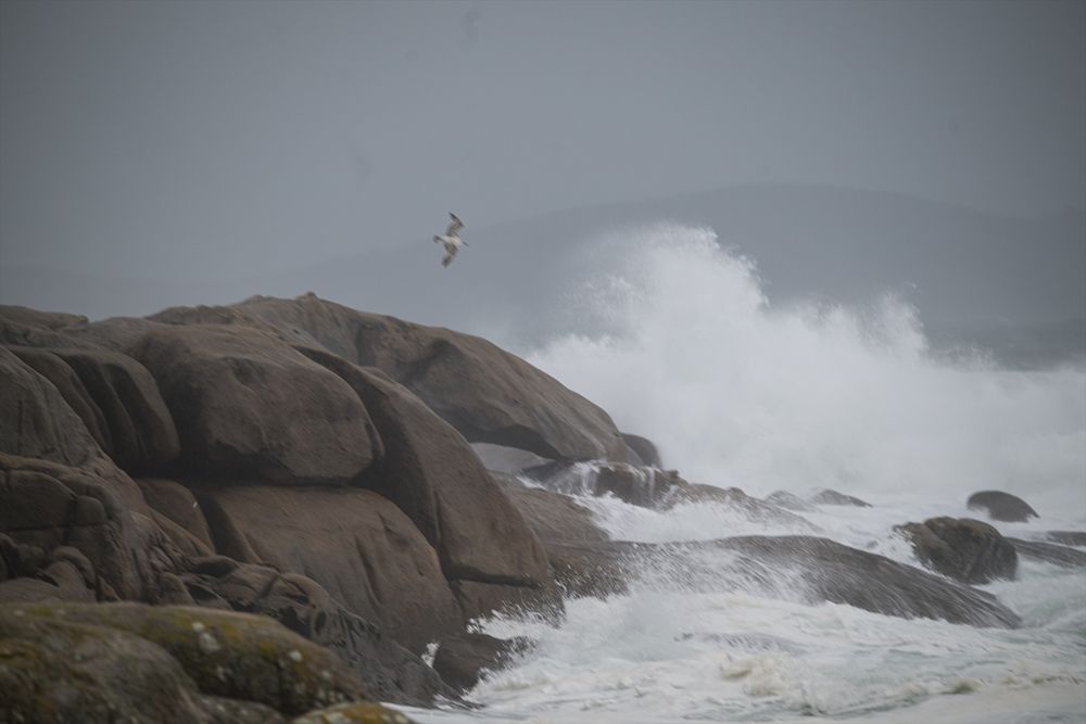 Olas de gran altitud en la comarca de Salnés en Pontevedra, en la región de Galicia. EUROPA PRESS