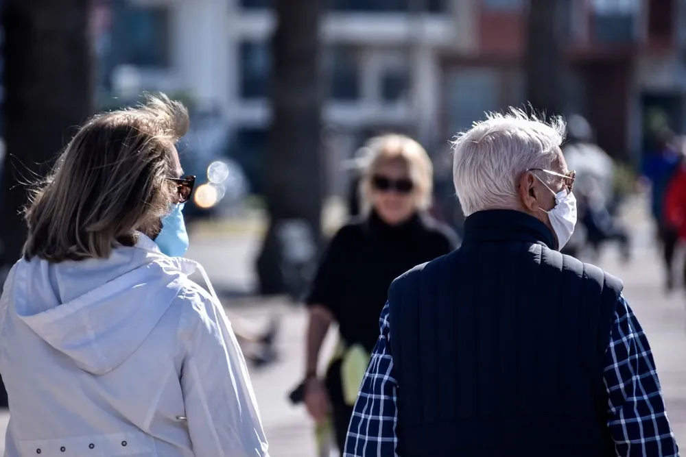 Personas en la rambla con tapabocas
