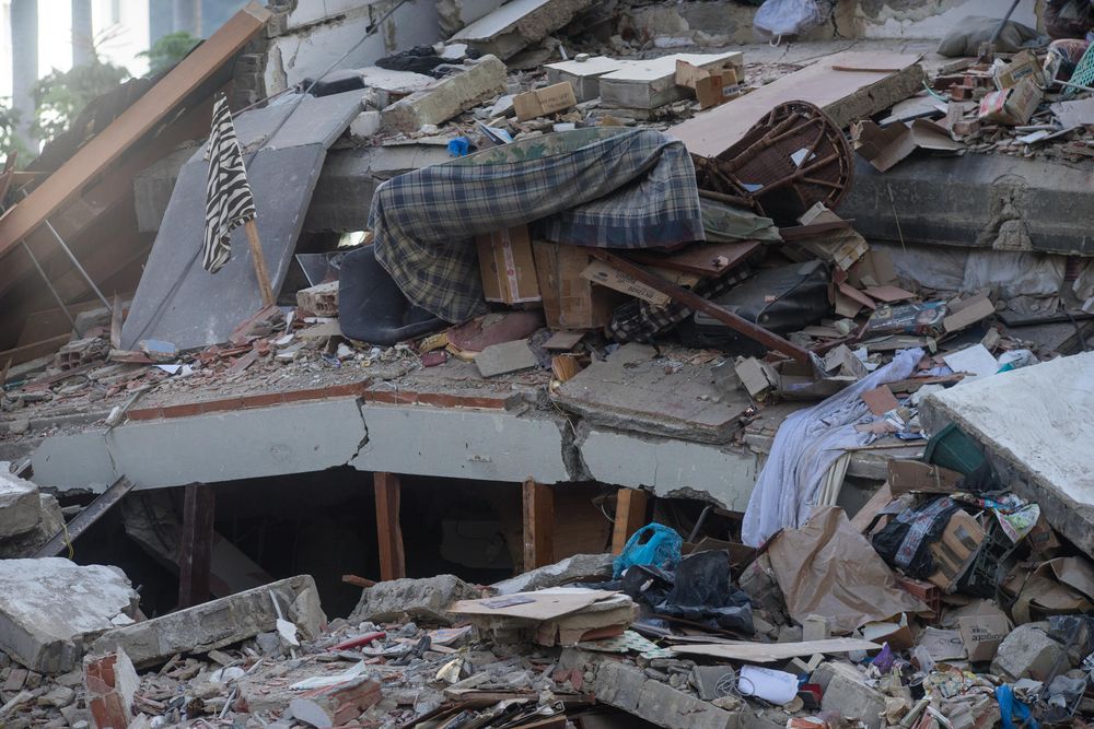 Edificios colapsados por los terremotos, este jueves durante las labores de remoción de escombros y búsqueda de sobrevivientes en el municipio de Chacao, en el este de Caracas (Venezuela). EFE
