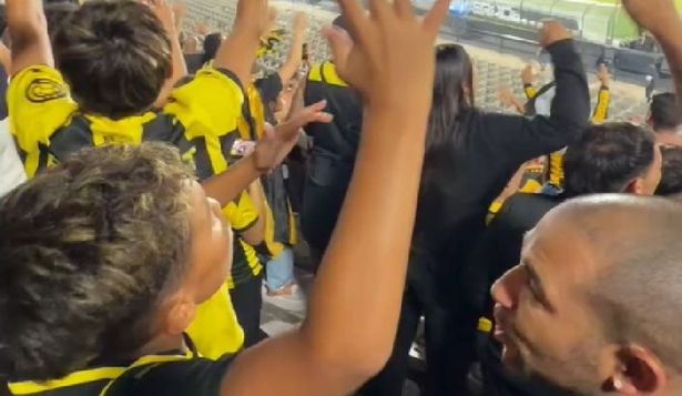Walter Gargano y su pequeño hijo festejando el título de Peñarol ante Nacional de la Supercopa Uruguaya