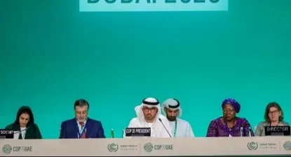 El presidente de la COP28, el Sultán Ahmed Al Jaber (centro), preside la ceremonia de apertura de la cumbre climática de las Naciones Unidas en Dubái