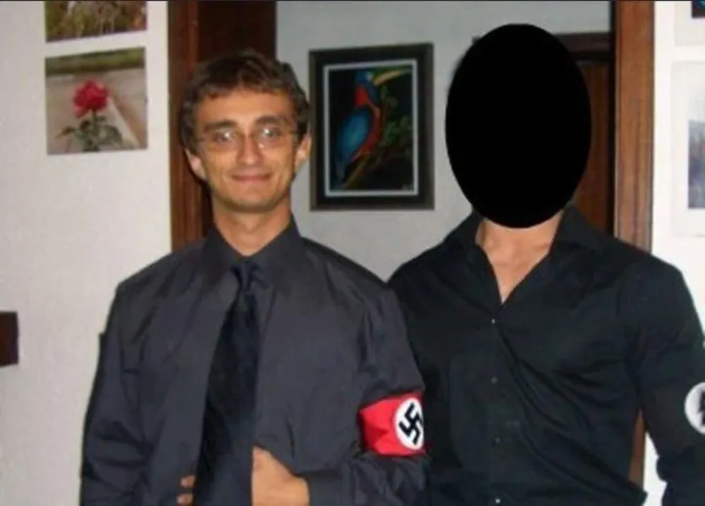La foto que se viralizó del jerarca italiano utilizando un brazalete nazi