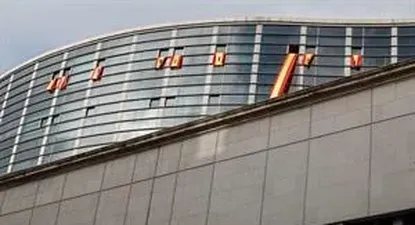 Vox ha desplegado banderas de España con crespones y el escudo recortado desde varias ventanas del edificio de ampliación del Congreso de los Diputados en señal del luto por la investidura de un nuevo gobierno de Pedro Sánchez