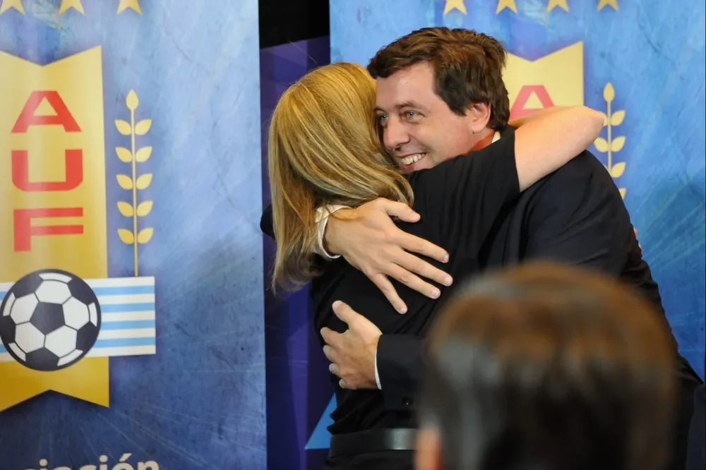 Ignacio Alonso, presidente de la AUF, celebra el triunfo en las elecciones con Andrea Lanfranco
