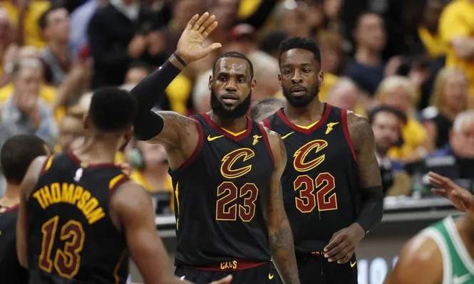 LeBron superó las 2.356 canastas de Abdul-Jabbar en playoffs