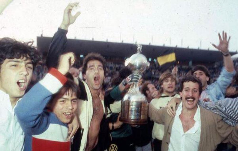 Gustavo Matosas celebra el título de la Copa Libertadores de América 1987 junto a Juan Pedro Damiani