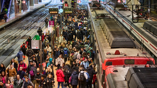 Cientos de pasajeros afectados por las demoras en los trenes.