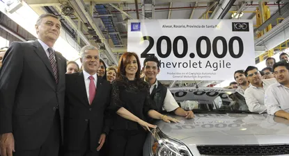 La aplicación de un impuesto a la importación de autos es una medida a estudio para frenar salida de dólares