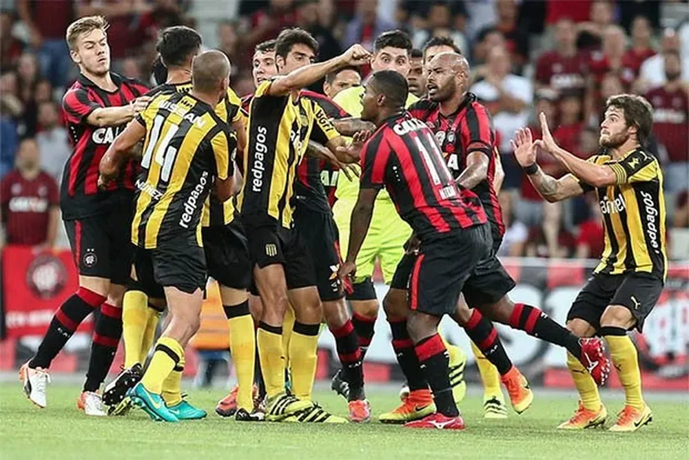 Gastón Rodríguez con el puño cerrado se defiende, Nandez llega a separar (Diario Bem Paraná)